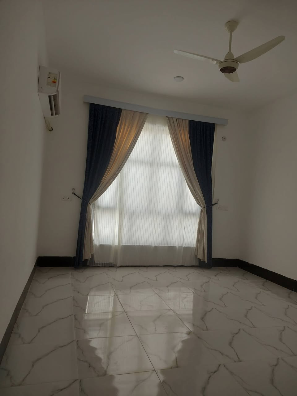 بيت للبيع مجمع اخو الرضا،المساحه 500كله بناء،
استقبال 11متر
صاله،عدد2
غرف نوم 3
صحيات داخل، وخارج 
الطابق الثاني غرف3وصاله 
للإستفسار,       ***********
