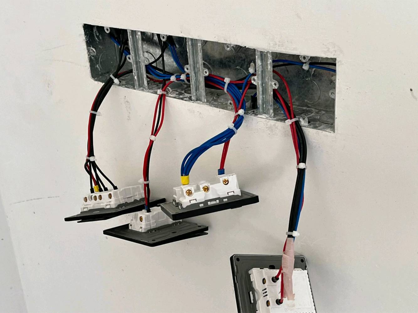 كادر الماستر للمقاولات العامة والتصميم الداخلينقدم خدماتنا بأعلى معايير الجودة وبدقة وسرعة في التنفيذ:جبس بورد: أحدث الديكورات والتصاميم العصرية.تأسيسات كهربائية: عمل احترافي ومتكامل.صبغ وديكور: أصباغ عالية الجودة وبلمسات فنية.عزل تام: عزل مائي وحراري بضمانة حقيقية.📞 للتواصل والاستفسار:***********
‏***********
‏