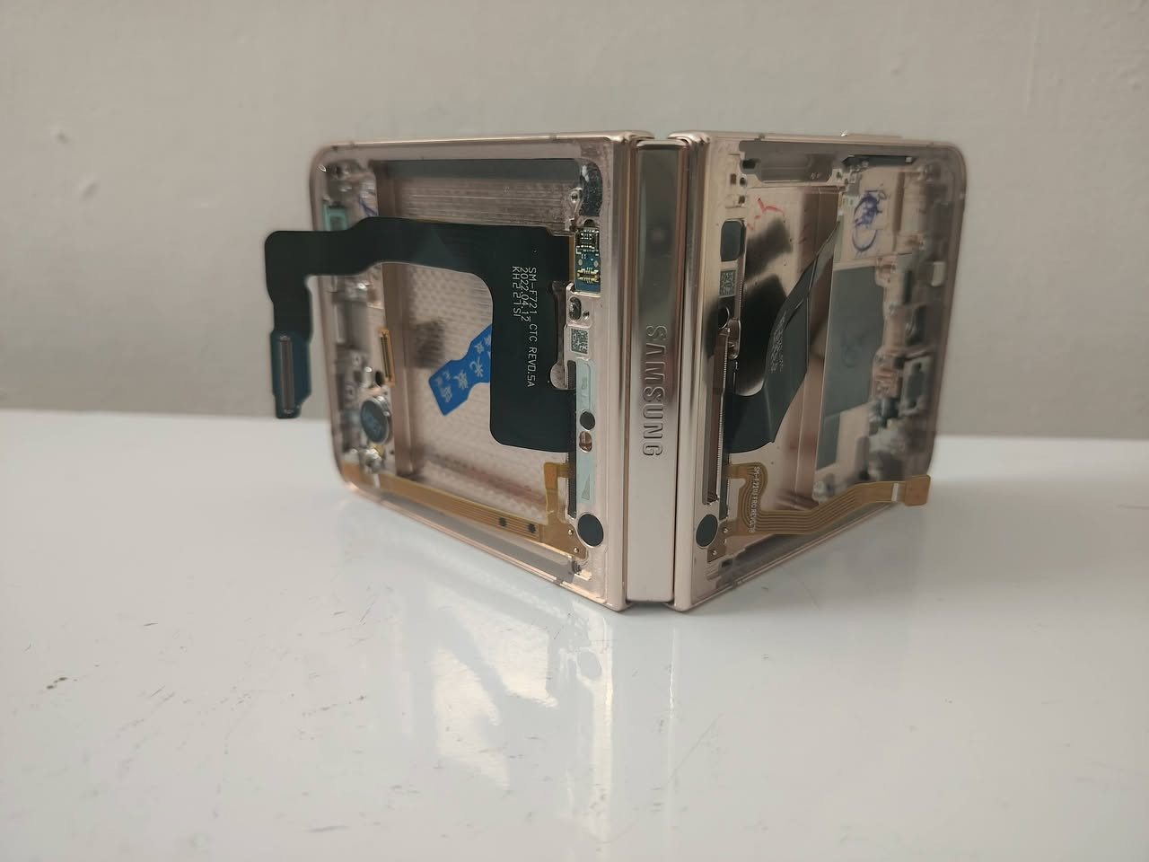 للبيع شاشه
Samsung Galaxy Z Flip 4
 (سامسونج جالاكسي زد فليب 4).
​التفاصيل 
​رمز الموديل (Model Code): يظهر بوضوح على الفلاتة السوداء المطبوعة الداخليّة رمز SM-F7221 و**SM-F721**، ورمز الطراز الرسمي لهاتف Galaxy Z Flip 4 هو SM-F721 (حيث تشير F721 إلى Z Flip 4).
​لون الإطار: الإطار المعدني الخارجي باللون الذهبي الوردي (Pink Gold)
يتواصل مع عل خاص او واتساب
***********
عنواني  كركوك
