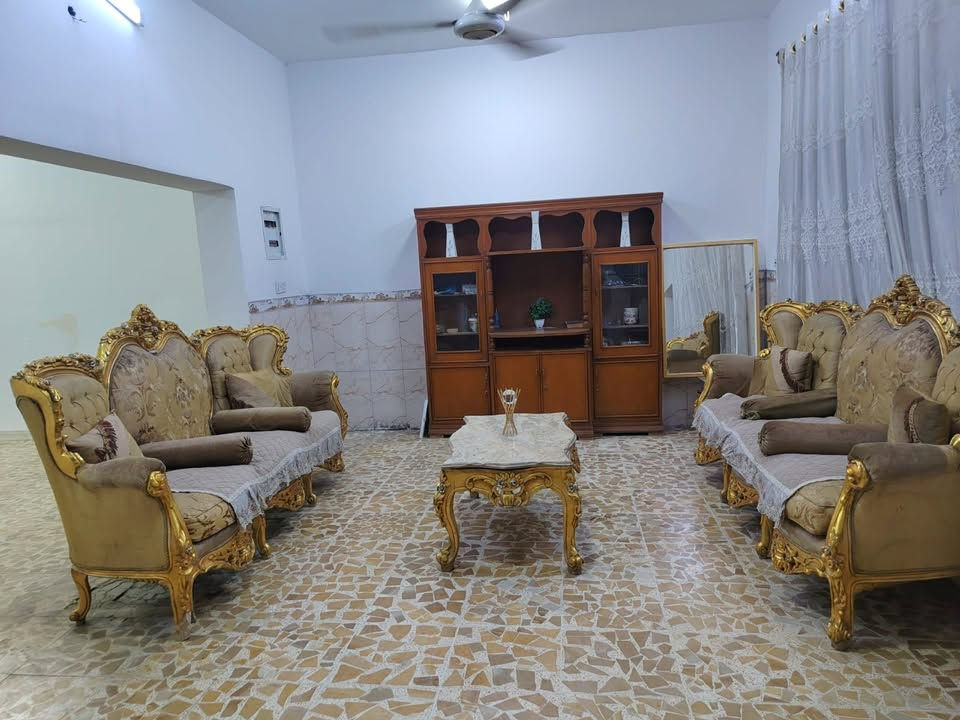 السلام عليكم 
دار للبيع المساحه 200 م يحتوي على

طارما كبيره 
منور عدد (2) 
غرف عدد (2) 
مطبخ حار +بارد 
استقبال 6*4
كليدور 5*4
مجمع صحيات عدد (2) 
سطح كامل 
البيت كامل من جميع النواحي فقط لبخ الواجهيه 
الموقع / مفرك عنانه قبل الدواجن مقابيل اسوق عبدالله يبعد عن شارع كربلاء الرئيسي 500 متر 
السعر /110 مليون وبي مجال 
***********
