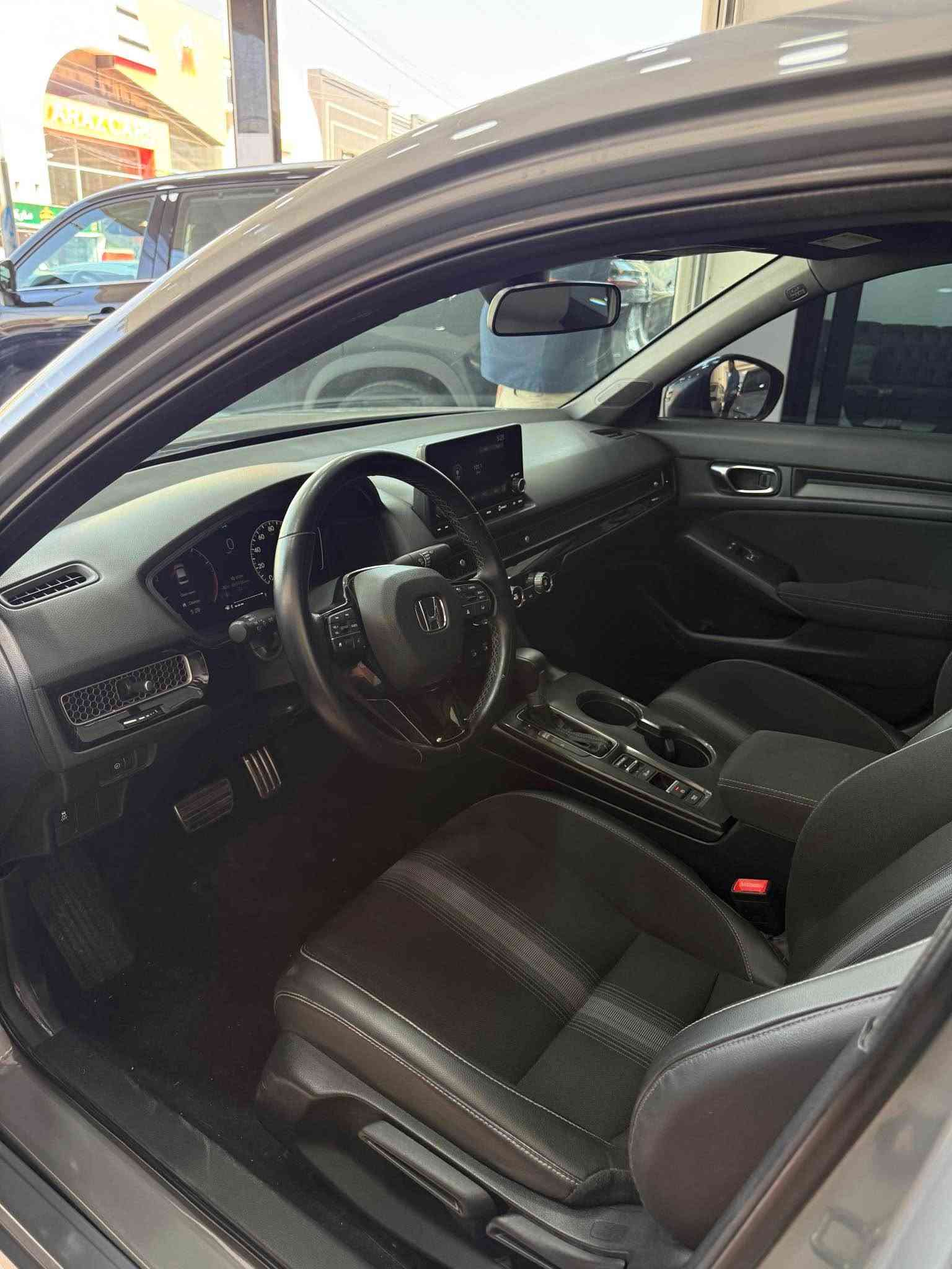 Honda Civik 2025 
مواصفات Sport 
محرك 2.0 تنفس طبيعي ماشية 15 الف 
كير محرك رادار بشرط
صبخ جملخ و باب و حافة بوند بدون دواخل و الشاصي بشرط
السعر 140 ورقة بيها شوية مجال 
المكان السيارة دهوك ***********☎️ دهوك, العراق
