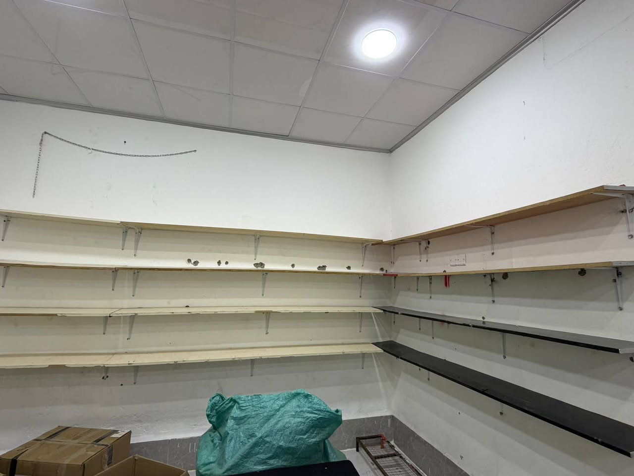 سلام وعلیکم رەفەی دوکان  بو فروشتن لە گەل 12 زنجیری 120 سانتیم هەرکەسیک ویستی تلفون بکات ***********
