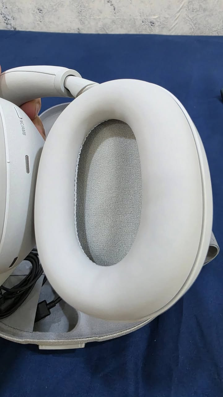 سماعه xm6 جديده ماخذهه قبل سبوعين ب ٥٠٠ الف سعر البيع ٤٠٠ الف و والله جديده وكامل غراض
لان احتاجيت اريد ابيعهه ووياهه فاتوره بيهه كل تفاصيل 
*********** 
واتس مسجات فقط اخوتي 
مكاني بغداد الحريه لا يتوفر توصيل
