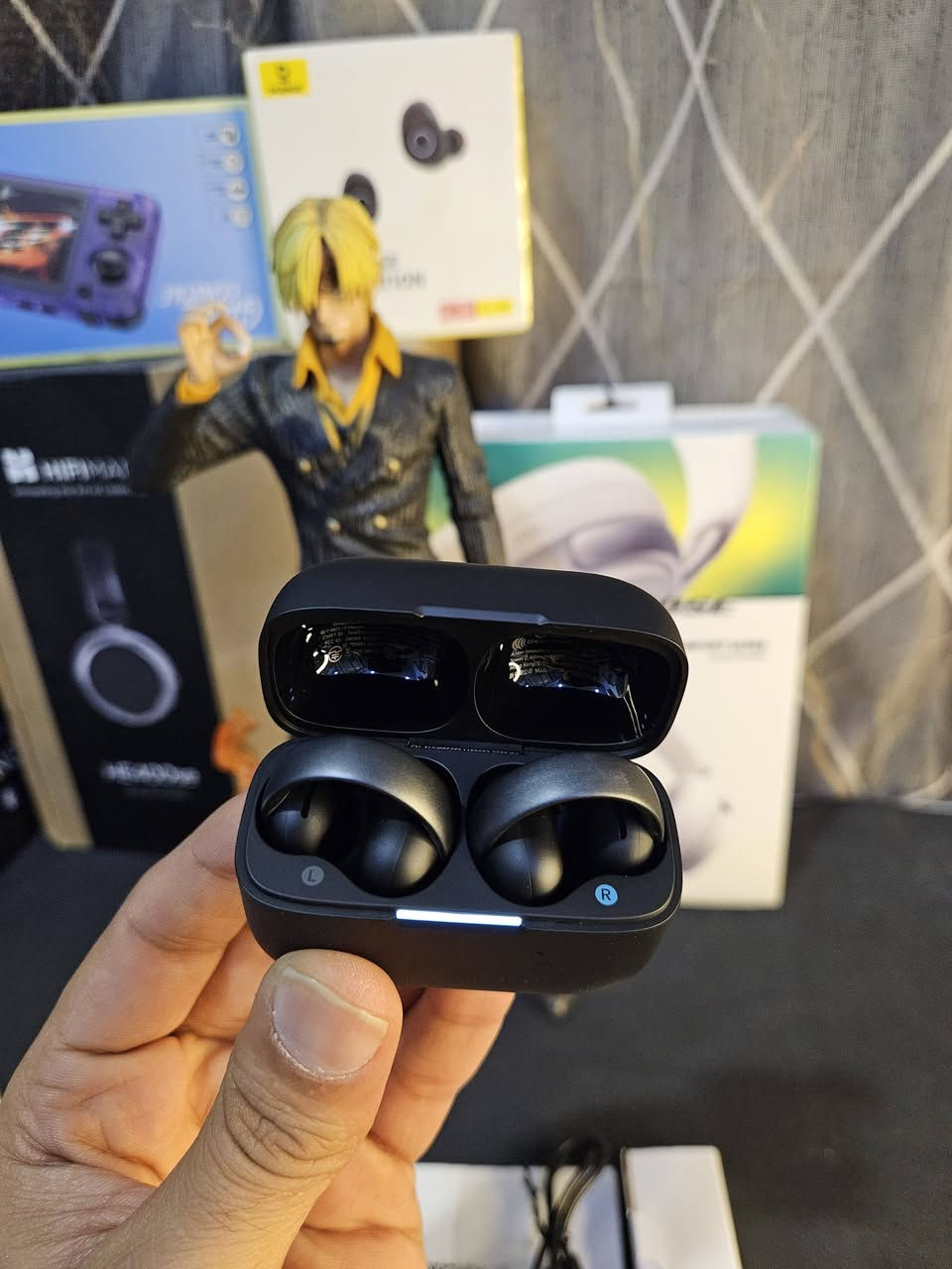 ايربود Anker Soundcore AeroClip 🎖
صراحه من أروع الايربودات الي مرت علي جديد لوك
كبس شركة مفحوص وكامل 💯
ذات تصميم المشبك (Clip-On) باللون الأسود،
وتتميز بالخصائص التالية:
♦️التصميم والراحة: تصميم مفتوح يثبت كمشبك على صيوان الأذن دون دخول قناة الأذن لضمان راحة فائقة ووعي كامل بالمحيط.
♦️الصوت والمكالمات: مزودة بمشغلات ديناميكية ومكالمات واضحة مدعمة بالذكاء الاصطناعي عبر 4 ميكروفونات.
♦️البطارية: توفر حتى 8 ساعات تشغيل للشحنة الواحدة وتصل إلى 24-32 ساعة مع علبة الشحن.
__________
للأستفسار على الخاص 📩
او على رقم الواتساب *********** 📞
الاعتماد كارت اسيا او تحويل سوبر كي 💳
#تابع_منشورات_الصفحه
