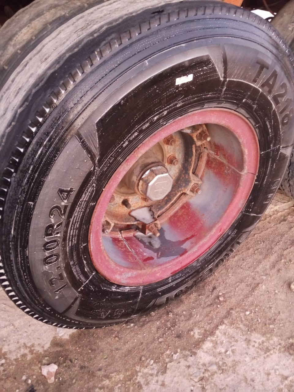 للبيع تايرات حجم 24 هنه ويلاتهن 4 ازواج وبيهن تكه كتان ***********
