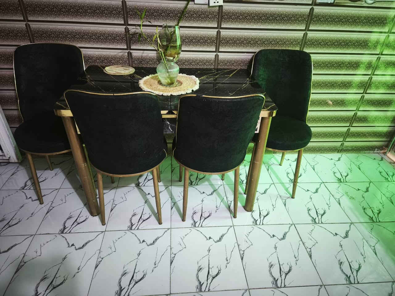 ميز طعام زجاجي للبيع 
يتكبر ويتصغر مع كراسي عدد 4
مظيف جداً...
هـ/***********
واتساب او اتصال
