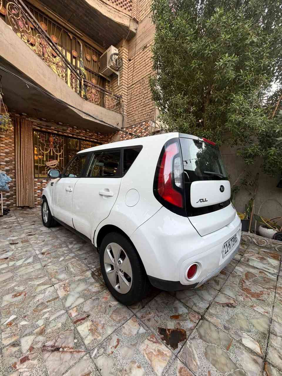 السلام عليكم 
كيا صول للبيع موديل 2019
وارد أمريكي حادث جاملغ وحافة البنيد قطعتين صبغ صور الحادث بل منشور كدامك ايرباك استيرن فقط 
مواصفات نص فول شاشه وكامره اصليه تحكم استيرن وباقي المواصفات المعروفه 
محرك ١٦٠٠ كفاله غير مفتوح كير غير مفتوح 
نضيفه ما بيه اي نقص مال بيت ماشيه ٨٥ الف 
رقم بغداد بسمي هزه جديده  وسنويه جديده لل ٣١ 
مكان بغداد مدينة الصدر 
سعر (105)وبيه مجال 
*********** غير متواجد على النت شراي يتصل
