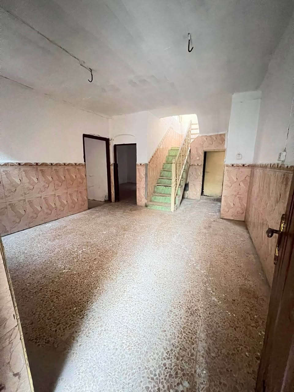 دار للإيجار المساحه 150 متر يحتوي على غرفتين وصاله ومطبخ واستقبال وصحيات داخليه وخارجيه في حي ميسان شارع عوده الدار نضيف بناء قديم شهريا 300 الف للاستفسار الاتصال على الرقم التالي التميز  للوساطة العقاريه ***********
