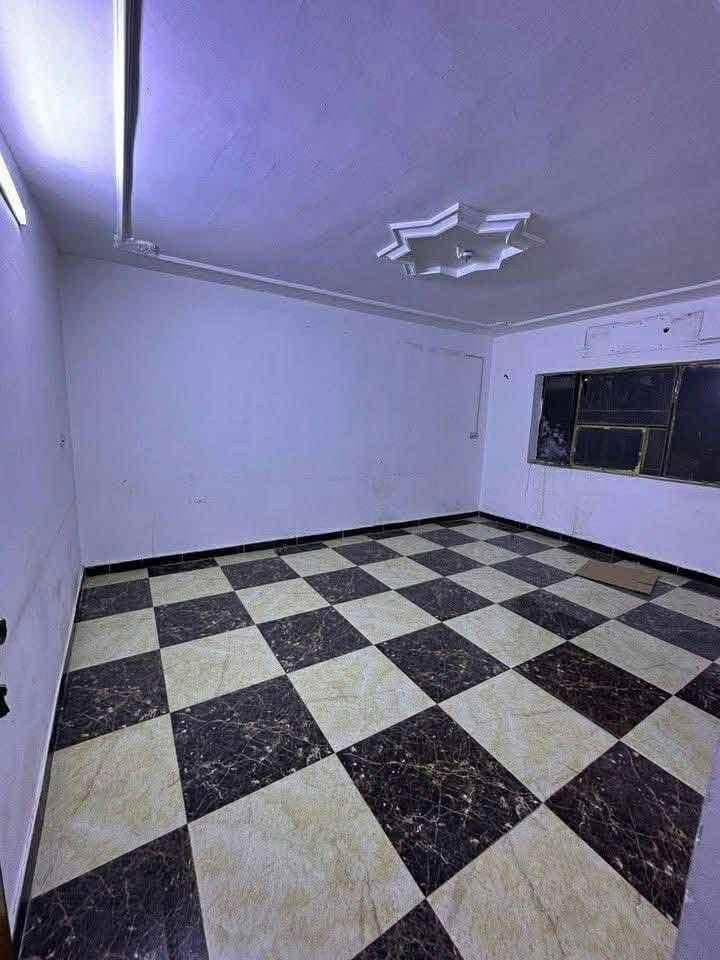 🏡 للإيجار في السيدية 🏡
📍 الموقع: السيدية – مربع جامع شاكر عبود
🏠 المساحة: 110 م²
🛏️ 3 غرف نوم
🛋️ صالة
🍽️ مطبخ
🚿 خدمات متكاملة
✨ البيت نظيف جدًا وجاهز للسكن.

💰 بدل الإيجار: مليون

📞 للاستفسار والمعاينة:***********ي
 ￼
