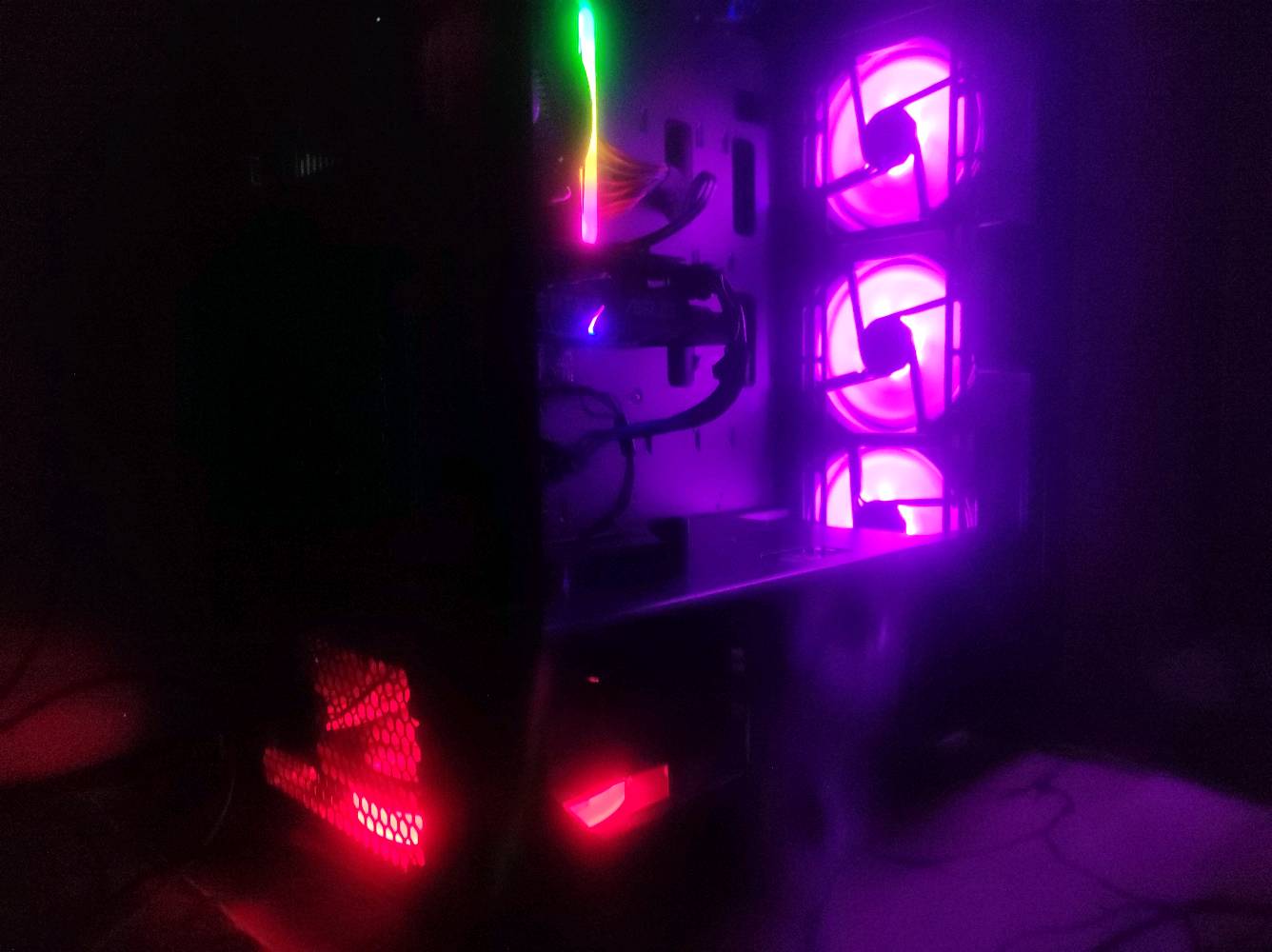 تجميعة Gaming كاملة للبيع
المواصفات:
 GPU: ASUS RTX 3050 8GB
 CPU: Intel Core i5-9400F
Motherboard: ASUS PRIME H310M-K R2.0
 RAM: Lexar 8GB DDR4
SSD: 1TB
 PSU: 750W
CPU Cooler: مبرد هوائي
 Monitor: Acer FHD 180Hz
 كيس Gaming RGB + مراوح RGB
الجهاز جاهز للاستخدام واللعب، ومناسب للألعاب بدقة FHD، وكذلك التصميم والاستخدام اليومي.
 الحالة: مستعمل ونظيف عموماً بس كلبس السايف مال كرت الشاشه مفصول بس ما اله اي اثر على أداء او سلامه الكرت كلشي بي سليم
الشاشه هيه الوحيده الي بيها عيب انو تضهر خطوط لما ترتفع حرارتها بالعموم شغاله و تعرض طبيعي 
يوجد تصوير فيديو لمعرفة حالة و استجابه الجهاز 
 الموقع: البصرة
 السعر: 1.000.000 مليون و قابل للتفاوض 
للأستفسار واتساب ***********