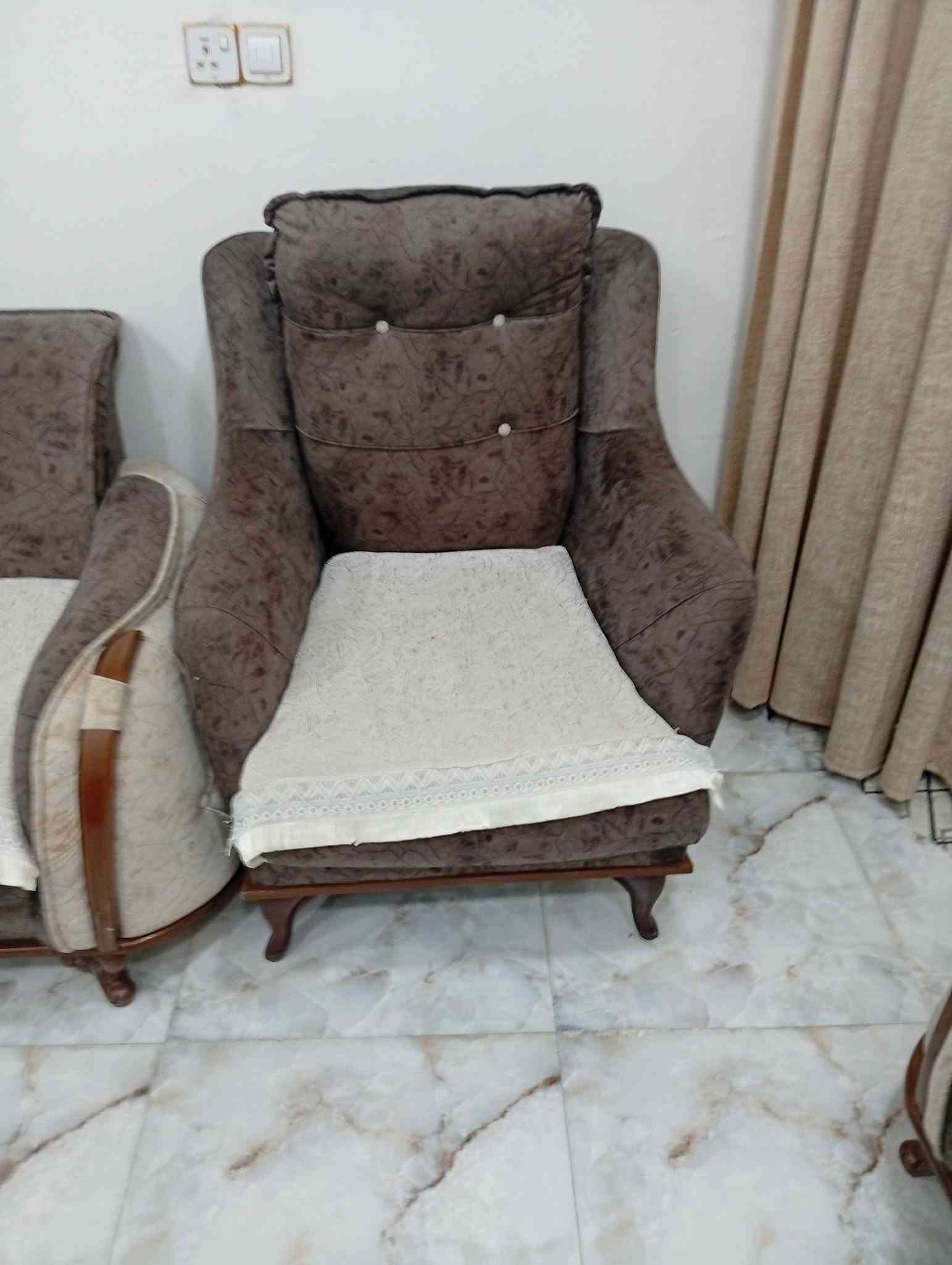 نضيف جدا ومرتب وضخم ١٠ مقاعد سبب البيع استقبال اصغير والتخم ضخم بي ضرر رجل مكسوره ومتوفره من صفحه حركة نركيله بسيطه ٦٥٠ وبي مجال
