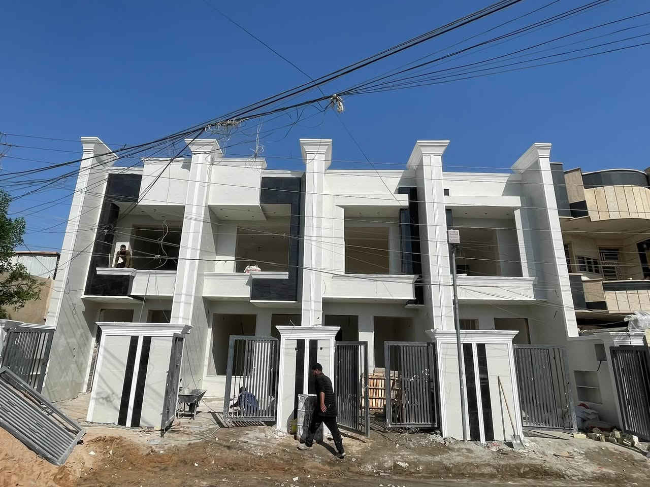 للبيع 4 مشتملات - حي الجهاد / الرفاق الأولى
يحتوي كل. دار. على 4 غرف نوم مطابخ. عدد 2 

🏠 المساحة: 100 متر لكل مشتمل

موقع. مميز.  قريب جداً على شارع العام. 

وقريب على شارع 40 

تسليم مفتاح. 

📐

📏ارضيه مرمر تركي.  

طابقين. ونصف 

التفاصيل لكل مشتمل:

• 4 غرف نوم • صالة كبيرة • مطبخين • خدمات كاملة 

الموقع: بغداد - حي الجهاد - الرفاق الأولى - موقع ممتاز وهادئ وخدماته كاملة.

📞 للاستفسار والتواصل (واتساب او اتصال):

سيف ابو يزن

***********

***********
