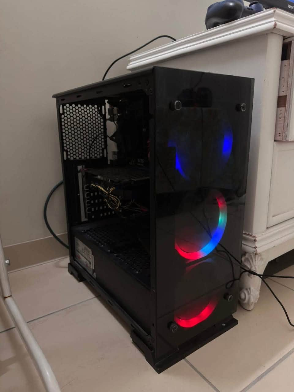 سلام عليكم سعره ٥٥٠ عنوان بصره تنومه ***********

نص مكتوب في الصور:
- حاسبة جيل رابع i5 كرت 1050ti ssd128 hdd500 باورسبلاي 500 رام 8 كيس 4 فانَات RGB وجام مضلل