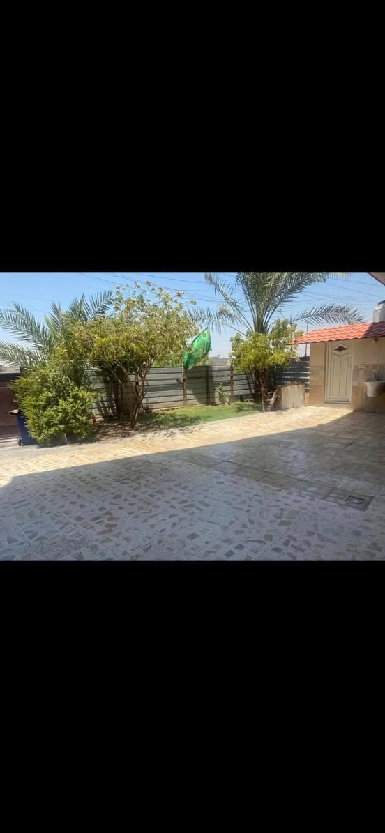 السلام عليكم بيت للبيع 250متر واجها 12ونص نزال 20يحتوي على ٤غرف نوم وصاله مطبخ استقبال وثنين منور العنوان زعفرانيه شارع الكهرباء قرب ساحه باسم سكران مقابيل الامن الوطني البيت طابو صرف للستفسار***********السعر اتصل او خاص
