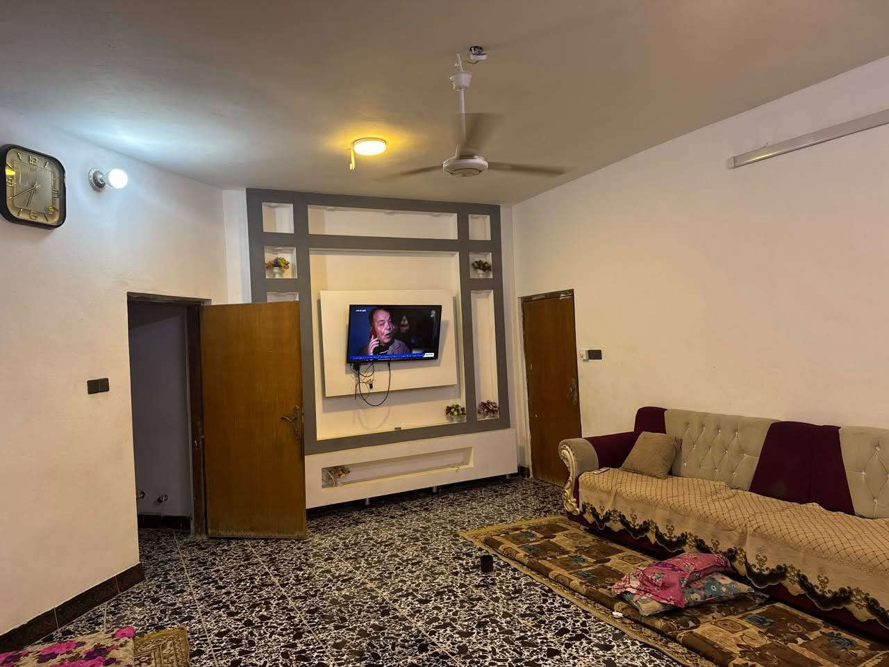 السلام عليكم                                                                  بيت للبيع طابقين طابو صرف ٢٤٠ متر واجه  ١٢ نزال ٢٠ / بعقوبه حي المعلمين طابق الأول غرف منام /  ٢  ستقبال صاله صحيات حديقه جبيره كراج طابق ثاني غرفتين منام صحيات سطح جبير سعر /٢٠٠ /للإستفسار/ ***********/
