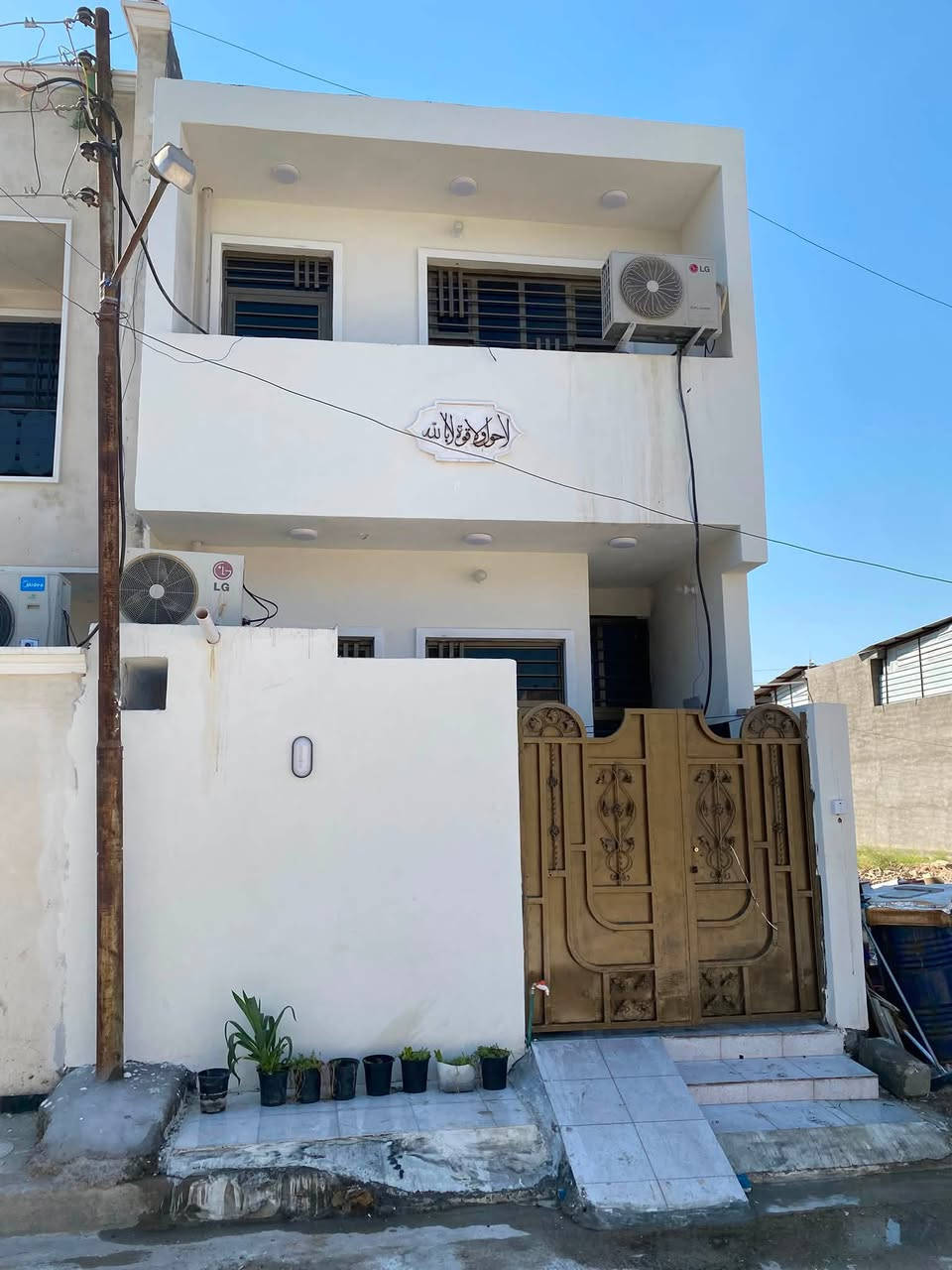 السلام عليكم / دار للبيع مساحتة ١٠٠ طابقين يحتوي على طابقي الأرضي غرفه وحمام ومطبخ سيراميك وحولي للجلوس واستقبال وصحيات خارجيه والطابق الثاني غرفتين وحمام وحولي وسطح ودرج للطابق الثالث البناء حديث ٢٠٠٦ قبل اسبوع طلعو العمال منه السعر خاص عنوان حي الصقور خلف مدرسة ابو مهدي عل شارع العام / البناء على ايدي التواصل *********** او ما سنجر
