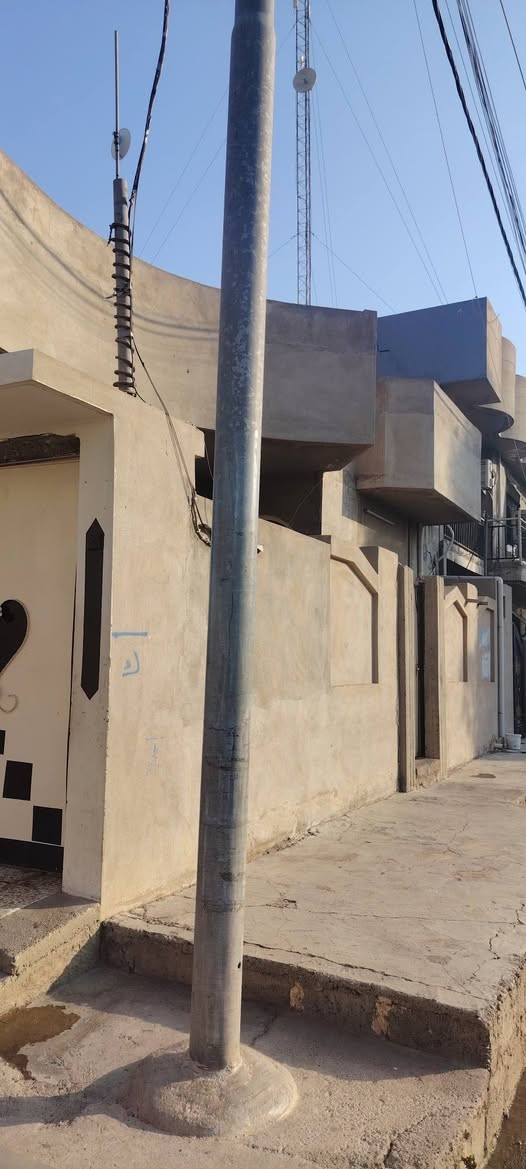 السلام عليكم 
بيت للبيع 
المساحه 100 مربع ركن علا شارعين 
حديقه ضمن البيت 
المكان الموصل الايمن حي المامون التقطيع قرب حسين المضمد بل سايدين 
موقعو حلوو 
الغرف عدد 2 +هول +استقبال  خريطه حلوه  كاشي سيراميك) 
ملك صرف سند 
الرقم وبي واتساب ***********
