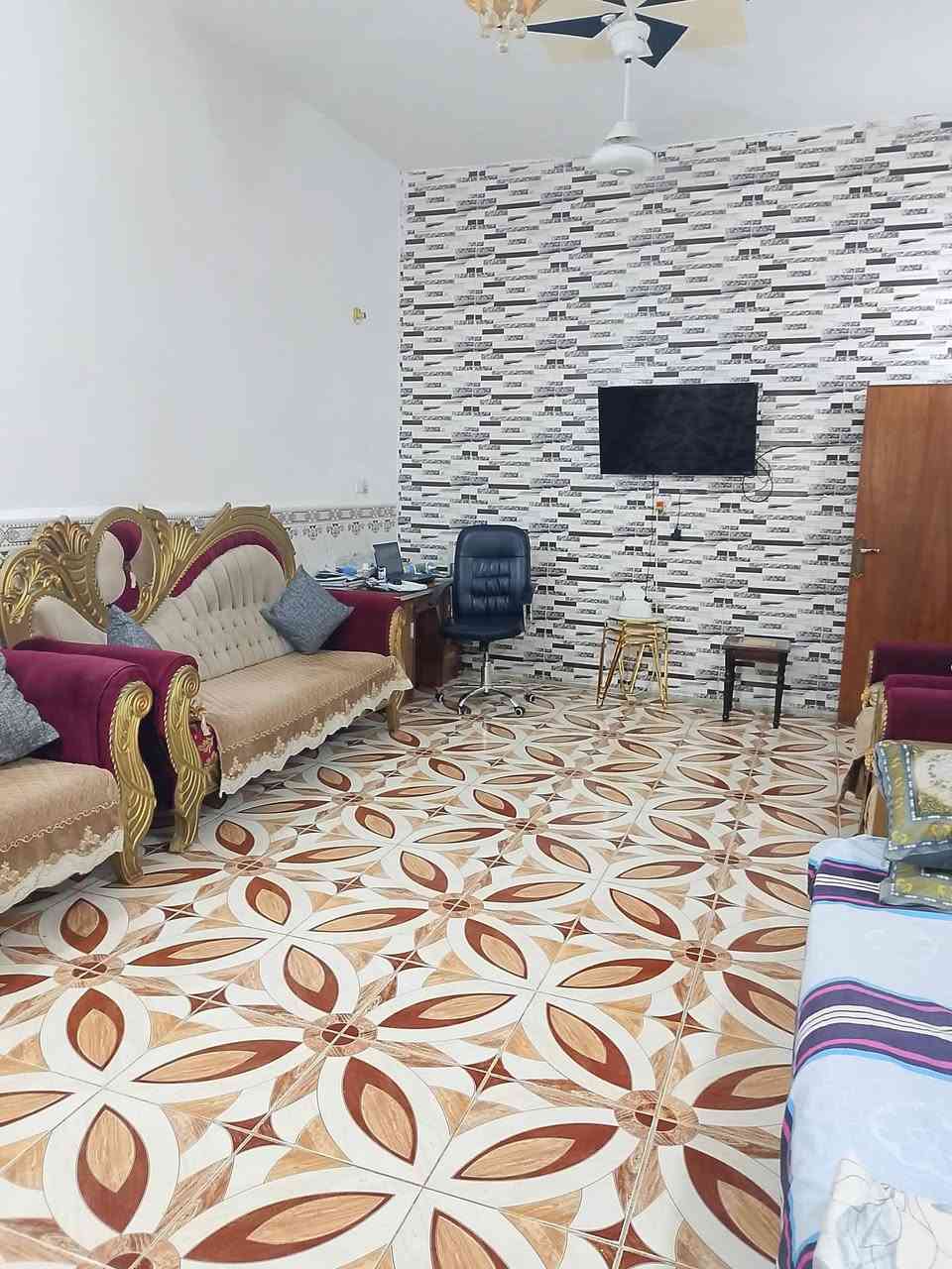 السلام عليكم بيت للبيع أو مراوس طابو صرف مساحة 214  طابقين بناء 2016
الطابق الأول كراج يوسع سيارة واستقبال وغرفتين وصالة ومطبخ وحمامات داخلية وخارجية 

الطابق الثاني 4 غرف نفس ترتيب الجوا وصالة وحمامات وبلكونة 

المكان بهرز الدواسر منطقة خدمية وتبليط 

للإستفسار أكثر المراسلة على الرقم ***********
