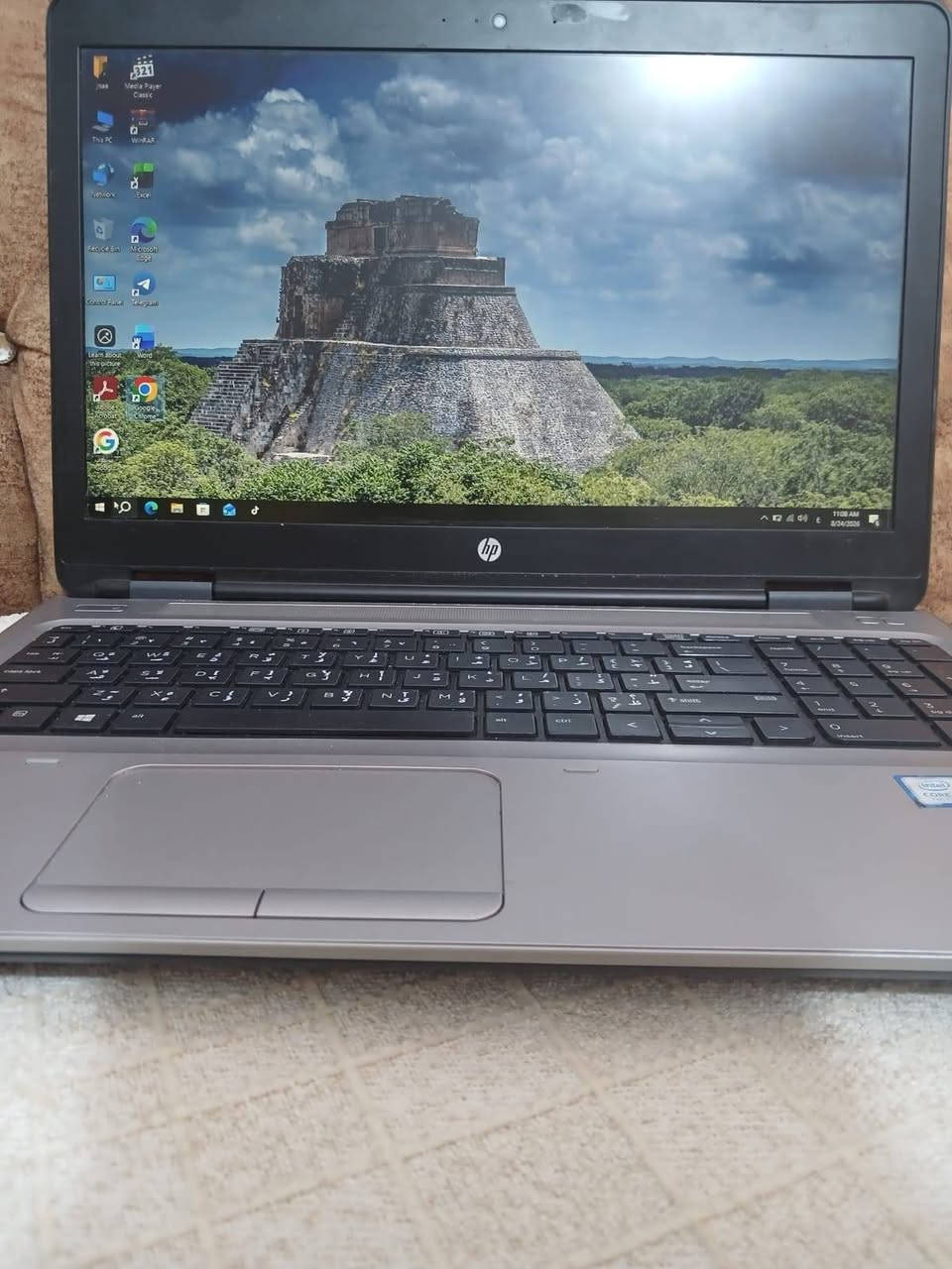 لابتوب للبيع نوع HP ProBook 650 G3
المعالج: Core i5-7200U (الجيل السابع)
الرام: 8 جيجا DDR4
التخزين: 256 جيجا SSD (سريع جداً)
الشاشة: (حدد مقاس الشاشة هنا، غالباً 15.6 بوصة)
الجرافيك: Intel HD Graphics 620
النظام: ويندوز 10 برو
بي خلل واحد سماعات جانن يشتغلن وطفن فجئة 
لابتوب نضيف مال بيت ب250 الف 
مكان بغداد / ***********
