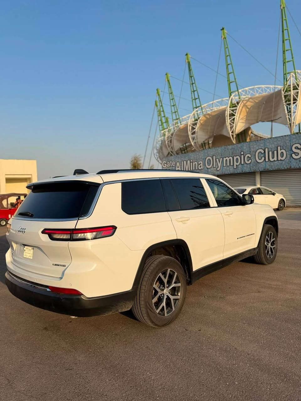📣 للبيع : جيب جراند شيروكي (Grand Cherokee) موديل 2024
 الفئة: ليميتد (Limited) - فول مواصفات ما عدا البانوراما (التنتة).
 المحرك: 6 سلندر، 
 نظام دفع رباعي (4x4).
‏أربع وضعيات للقيادة
 الحجم: (L) ثلاثة قطع مقاعد (3 صفوف - 7 راكب).
 الرقم: بدون رقم (لوحات فحص مؤقت)، جاهزة للترقيم باسم المشتري.
🌟 مواصفات والداخلية:
 داخلية جلد ملكي بلون بيج (أوف وايت) مميز ونظيف جداً بحالة الوكالة.
 شاشة عرض لمس كبيرة تدعم Apple CarPlay و Android Auto مع نظام ملاحة.
 شاشة عدادات رقمية (ديجيتال) بالكامل متطورة.
 تحكم مقود (ستيرن) متكامل مع نظام تثبيت السرعة.
 نظام تكييف مركزي منفصل للركاب في الخلف.
 ناقل حركة (كير) ماوس دوار متطور مع وضعيات قيادة متعددة.
حادث:
 التصليح: تم تبديل البونيد (الغطاء الأمامي) فقط، مع صبغ ربع جاملغ (أيسر وأيمن) تعديل وتجميل.
💵 السعر: (25,000$) وقابل للتفاوض
📍 المكان: البصرة
📞 للاستفسار : [*********** البصرة, العراق
