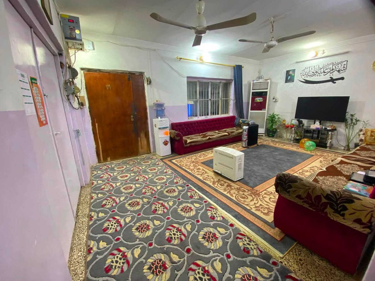#مكلف_بالنشر

التواصل مع قحطان الحداد ‭***********‬

دار للبيع مساحة 350 متر
الواجهة 11 متر و النزال 31.5 متر
متكون من طابقين 
الطابق الاول غرفتين نوم + استقبال + مطبخ + صحيات + هول
الطابق الثاني 3 غرف نوم
بناء قديم طابوق 

الموقع بهرز قرب مكتبة بهرز و مدرسة عمر بن الخطاب
