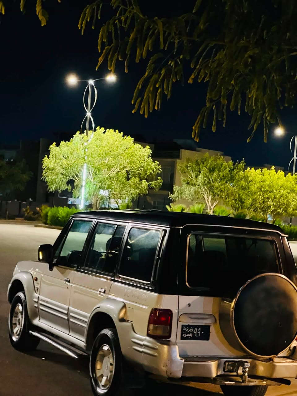 گالۆبەر 2001
گیرو مەکینەو ئەکسلی بەشەرت
کارەبایی تەقەورەقەی بەشەرت
چوار تایەو ویلی لۆکی لەژیرایە
دەبل ئەکسلی ئیشەکات کۆشینو دەشپولی لۆکە 
گیر عادیە مەکینەی بیلادە
سەیارەکە ریگە پیدانی هەیە لەکەلارم
ژ.م ***********
