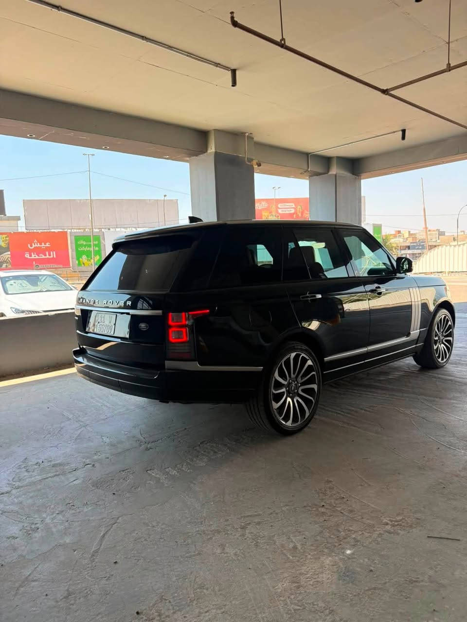 السلام عليكم للبيع فقط 
رانج ڤوك ٢٠١٧ 
وكالة المانيا مكفوله 
اهنا صار بيها جاملغ امامي مبدل نفس لون 
فقط الباقي مكفول مكينه ممفتوحه مكفوله 
ماشيه ١٠٢ 
اوتوبايكراف فول اعلى فئة 
السعر ٢٩٥٠٠$ 
العنوان . بغداد . شارع الصناعة كراج الامانة 
*********** 
شكرآ على تعاونكم واعتذر عن عدم الرد على المسجات
