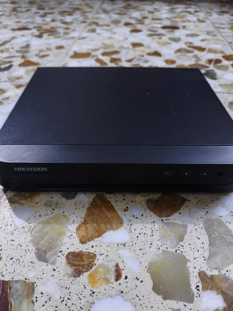 السلام عليكم 
كامرات عدد 4 ملون تصوير ليلي نهاري وdvr وهارد 500 من ماركة HIK Vision جدد والاصلي مع الوايرات الخاصة بيهن الواير الله شاهد الاصلي مو مالتهة العادي هذا اصلي ثخين 
وايرات عدد 2 طول كل واحد 18 متر وواحد طولة 22 متر وواحد طولة 26 متر كلفني 500 الله شاهد الكامرات والواير لان اصلي 
رايدهن ب 200 جدد وين متريد تفحص افحص 
للاستفسار اكثر *********** مكاني بالحلة
