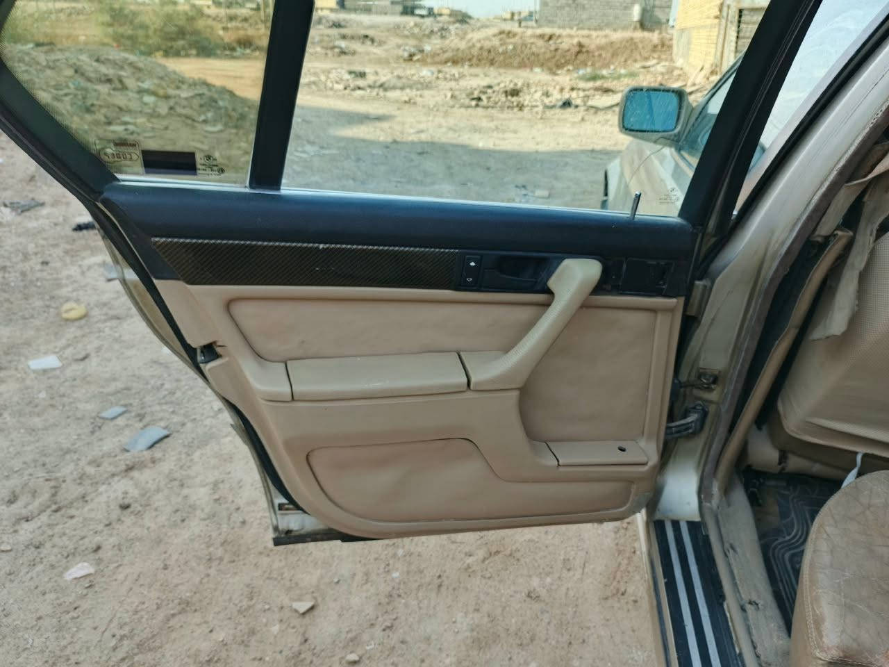 السلام عليكم ورحمة الله وبركاته 
للبيع سياره بي ام دبليو موديل١٩٩١ لون ذهبي رقم انبار 
جديد دولي انكليزي وهزة جديد السنوية لغاية ٢٠٣١ باسمي 
 مكينة وكير نظاف شرط الشغل والنظافة كير اتوماتيك
 سياره حلوة ومرتبا ونازكة ونظيفة ورخيصا
 اطلع بيها تراي للسعودية السعر ٢٥ $    
ملاحظة بيع فقط بدون مراوس / للاستفسار  ***********
.
