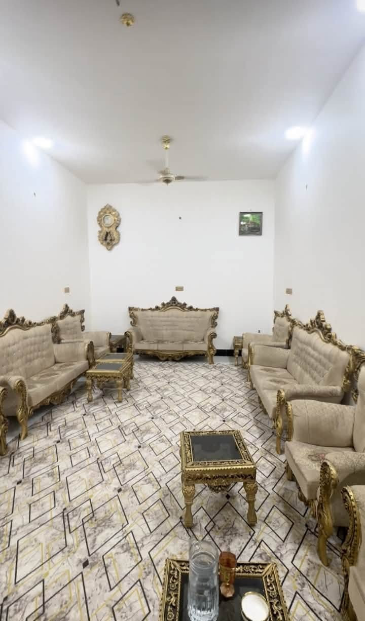 بيت للبيع بسومر خلف مول الكوثر وقاعة السفراء على شارع 20 متر عالوجه مباشر مساحته 200 متر بناء حديث 2024 السعر 300 مليون للأستفسار *********** صالح سمير البدري للعقار عنوان المكتب حي اريدو شارع مستشفى المعوقين مقابل مدرسة العفاف
