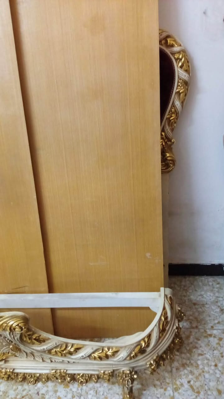 لام عليكم غرفه مصريه ١٠ قطع اصليه باب اول وزن ثقيل نقصها ترتيبات كلش حلوه الغرفه وفخمه مااعرف بتفاصيلها اكثر رايدها بمليون وميه وبيها مجال للطيبين مكاني بغداد حي العامل ***********
