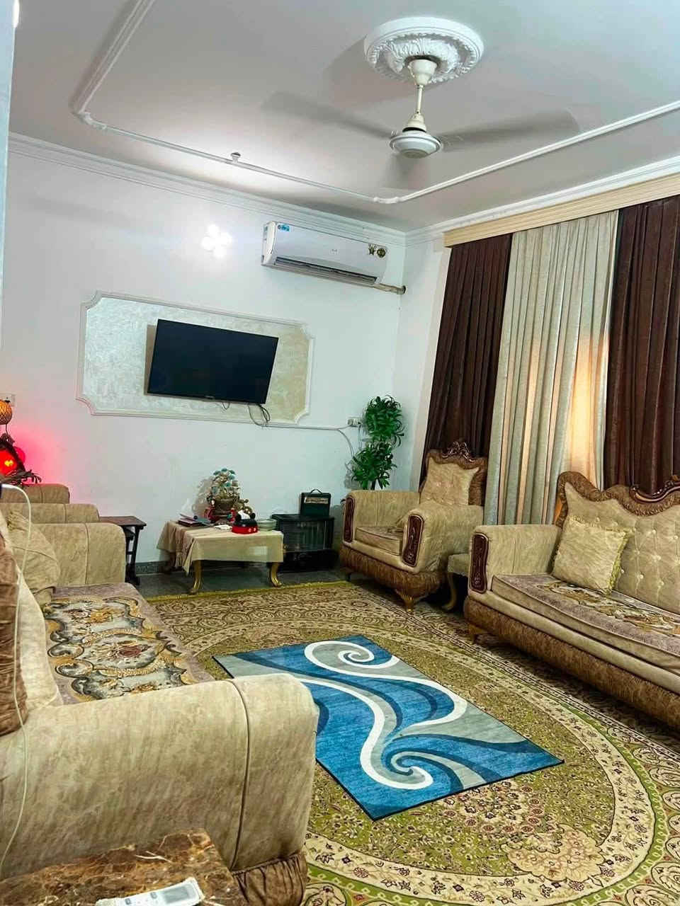 بيت للبيع طابقين بناء حديث
المساحه 120 م 

3 غرف نوم ومطبخ حار وبارد وكوليدور وصاله 

طابو زراعي سند 25 

 حي الزهراء الخدمي خلف كراج غسل بغداد يبعد عن الشارع الخدمي 100 م كامل الخدمات من تبليط ومجاري 

***********
