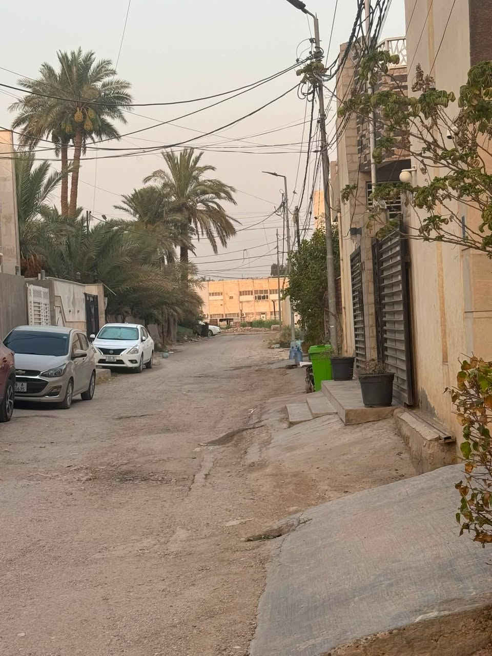 ! فرصة العمر الحصرية... بيت الأحلام في قلب حي الصحة صار بين يديك! 🔥
🚨 مكتب الوسام الذهبي يعلنها صراحةً: هذا مو مجرد إعلان، هذي فرصتك تقتنص دار متكاملة قبل ما تروح عليك! 🚨
🏠 دار حديثة وفخمة للبيع (طابقين) بمساحة 180 م²
💎 المميزات اللي تخليك تدفع وأنت مغمض:
✅ الملكية: طابو زراعي (سند حديث ومضمون 100%).
⚡ الخدمات: كافه الخدمات المتكاملة واصلة للدار (ماء، كهرباء، تبليط، مجاري).
🚀 الموقع: الحلة - حي الصحة (منطقة راقية وقريبة من كل شي!).
🏛️ التصميم الداخلي (تقسيم هندسي استغلال مثالي):
👉 الطابق الأول: كراج سيارة واسع 🚗 + استقبال فخم للضيوف🛋️ + غرفة نوم + مطبخ مدروس ومجهز + كليدور + مجمع صحيات متكامل.
👉 الطابق الثاني: غرفة نوم إضافية + كليدور + مجمع صحيات.
📌 الدار جاهزة للسكن فوراً... لا مصاريف إضافية ولا هم يحزنون!
📞 للتواصل المباشر والاستفسار: ***********
🏢 للمعاينة والاستفسار عن التفاصيل: نرحب بزيارتكم لمقر مكتب الوسام الذهبي — الزوير الغربي.
