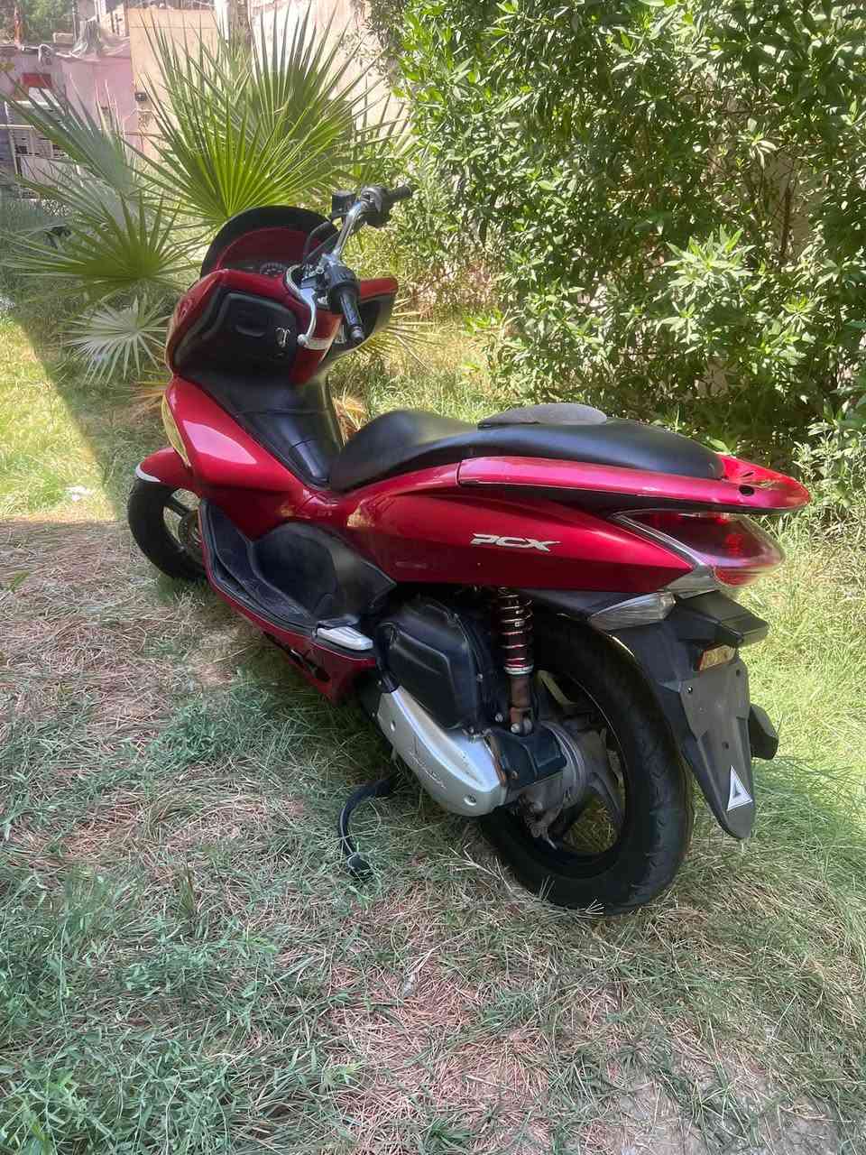 Pcx
الجيل الاول 
بيها قليل دخان بالدوس 
السعر900
***********
