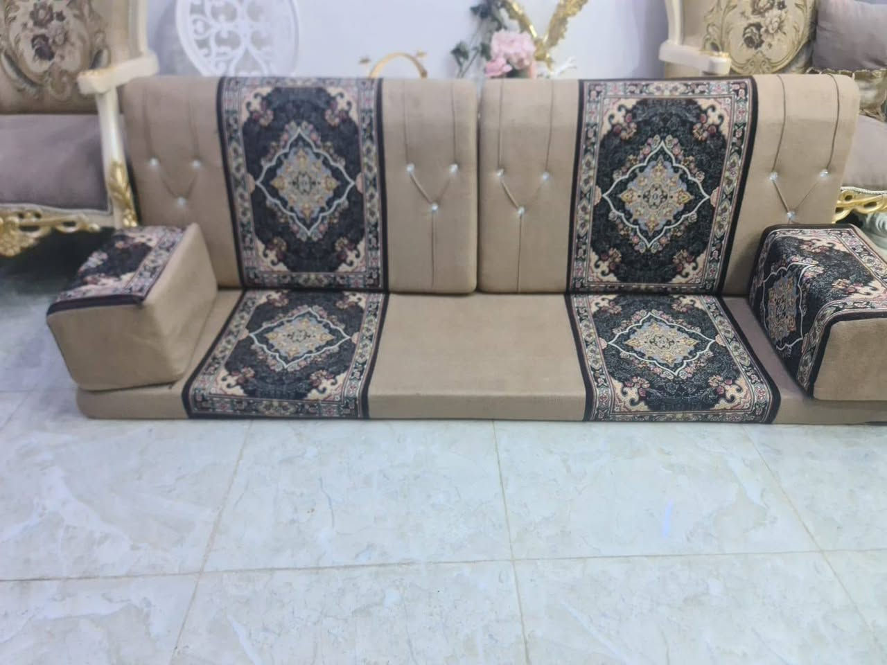جلسة ٣ متر • ثلاجة صغيرة • كراسي وطبلات
