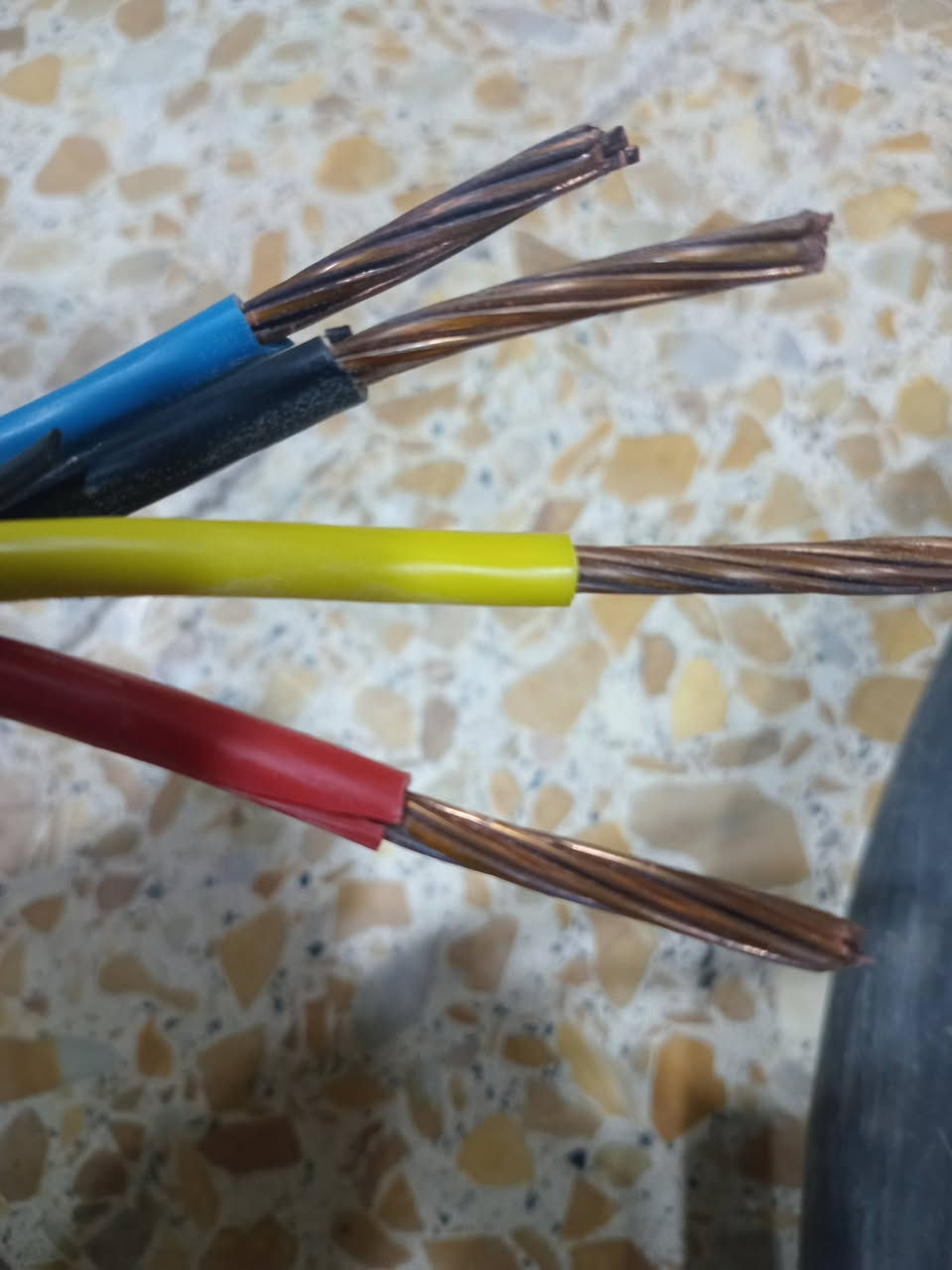 كيبل للبيع 4×10 طول 14متر اردني  استندر  العنوان  بغداد  الاتصال  ***********
