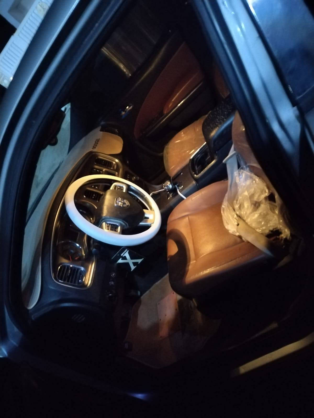 السلام عليكم للبيع جارجر 14 ادوات متومه مضبوط مكينه 3600 كير طياره تبريد ثلج صدر جديد كهربائيات كله شغاله جاهزه مجهزه ملاحضه السياره دخول جديد السعر 55 وبيه مجال للطيبين المكان واسط ***********
