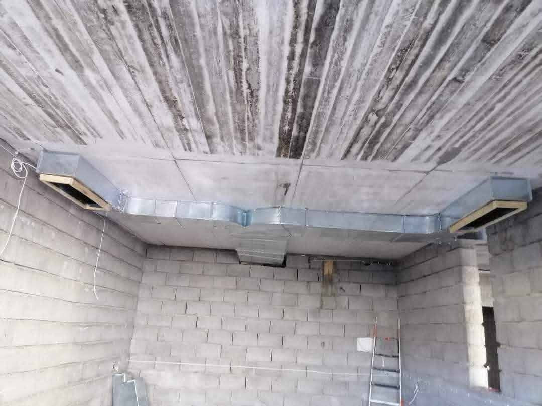 دكتات تبريد مركزي  مجاري هوائيه
شغل شرط هندسي وتوزيع الهواء بالتساوي وسليكون لمنع التسريب وتثبيت سيبورتات

#مهندسين #مقاولين #بناء #دكتات

*********** 

***********

نص مكتوب في الصور:
- HONOR X9c