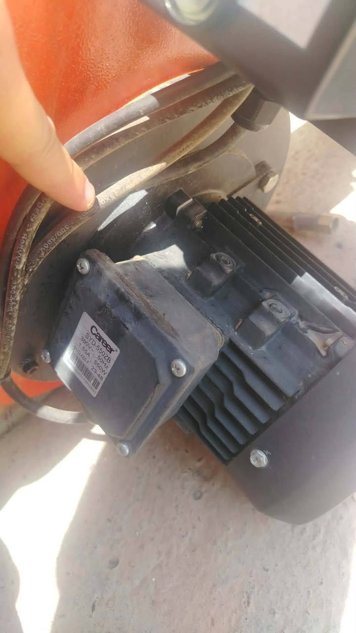 بويلر حراق من شركه Carel
الموديل: SYD-550ZB
الجهد: 380 فولت AC
التردد: 50 هرتز
التيار: 1.55 أمبير
القدرة: 550 واط
___________
السعر مليون وربع 
للاستفسار ***********
