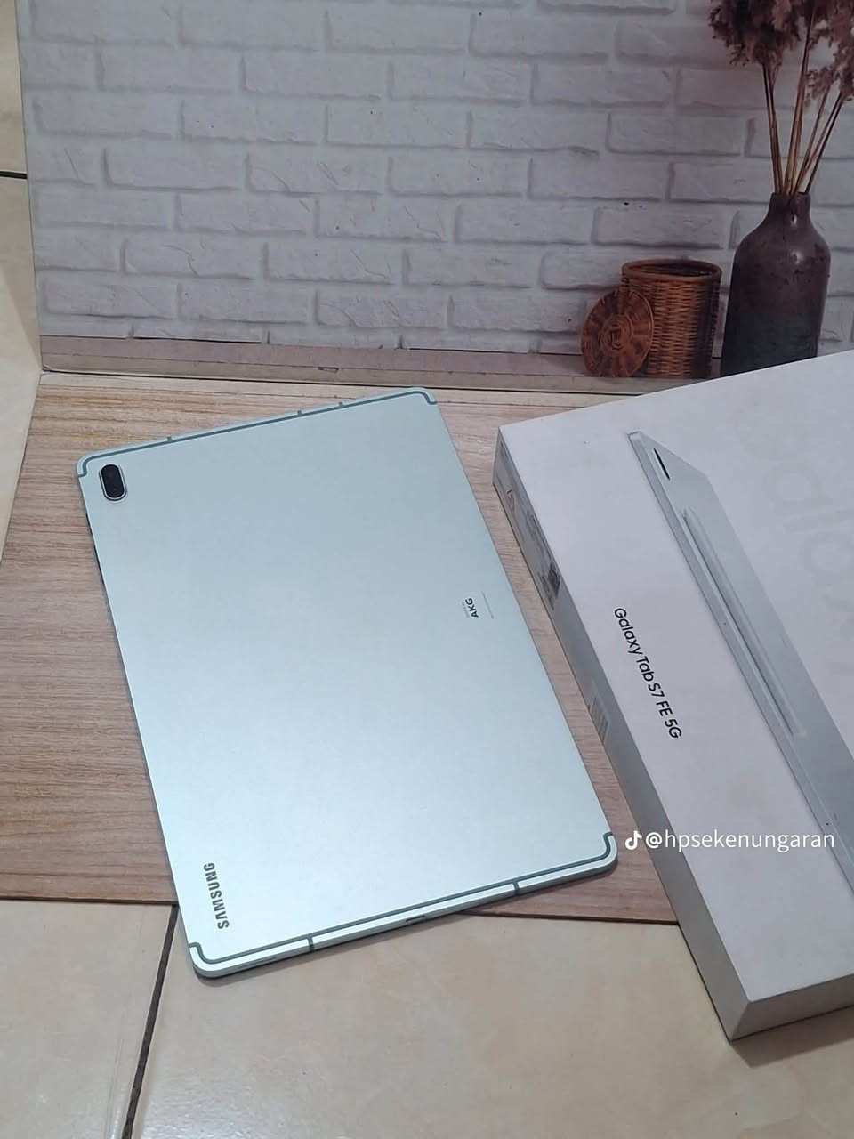 Galaxy Tab S7 FE
يدعم شريحه تصال.
 السعر مناسب 
مستخدم شهر 
ملحقاته كاملا

✅ سعة التخزين: 64GB
✅ الذاكرة: 4GB RAM
✅ شاشة كبيرة 12.4 بوصة
✅ يدعم قلم S Pen
✅ مناسب للدراسة، الرسم، الاجتماعات، مشاهدة المحتوى والألعاب

نص مكتوب في الصور:
- @hpsekenungaran