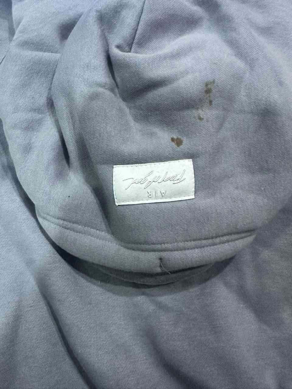 الماركة: نايكي (Nike) بالتعاون مع فير أوف جود (Fear of God).
الخامة: قطن ثقيل ومريح (Heavyweight Cotton Fleece).
القياس : M
بيها ملاحظة بسيطة 
السعر : 18.000
متوفر توصيل كافة محافظات
