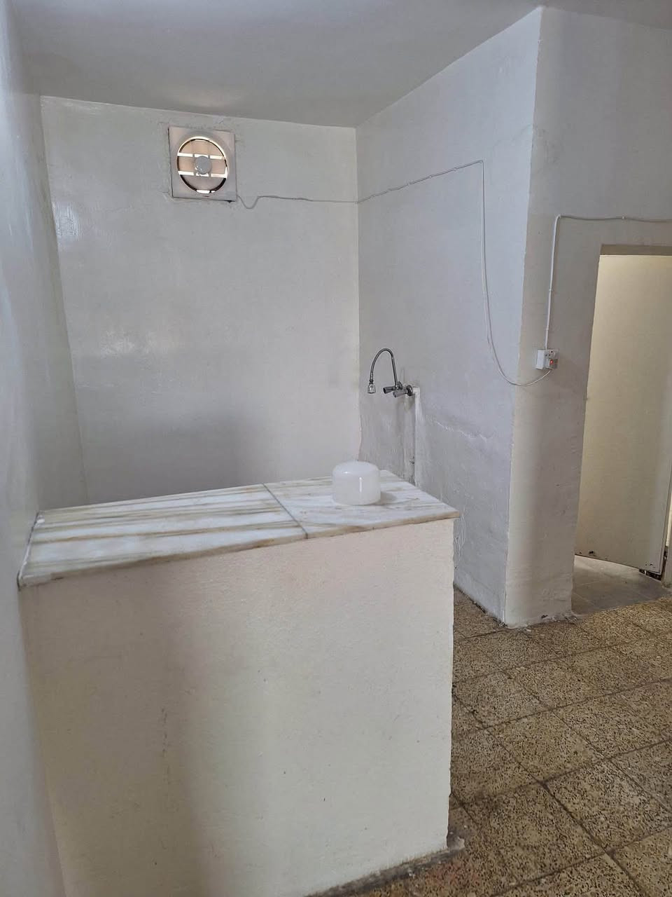 🏠 بيت للإيجار – موقع مميز جداً

📍 حي الشرطة – على شارع 40 مباشر
📌 مقابل مول طيبة

🏢 الطابق الثاني – بيت كامل ومعزول، وليس شقة
📐 المساحة: 400 متر

✨ يحتوي البيت على:
🛏️ غرفتين نوم
🛋️ صالة
🚿 حمام + تواليت
🍳 مطبخ
🌤️ سطحين: سطح الطابق الأول + سطح الطابق الثاني
🚪 مدخل مستقل وباب خاص
🪜 درج مريح ومستقل
⚡ خط مولد
💧 بوستر مي
✅ كلشي جاهز للسكن

💰 الإيجار: 350 ألف دينار شهرياً
👨‍👩‍👧 مطلوب عائلة صغيرة فقط

📸 الصور والفيديوات متوفرة على الخاص.

📞 للاستفسار:
☎️ ***********
📱 واتساب: ***********

🏡 الرحمة للعقار — للبيع والإيجار
