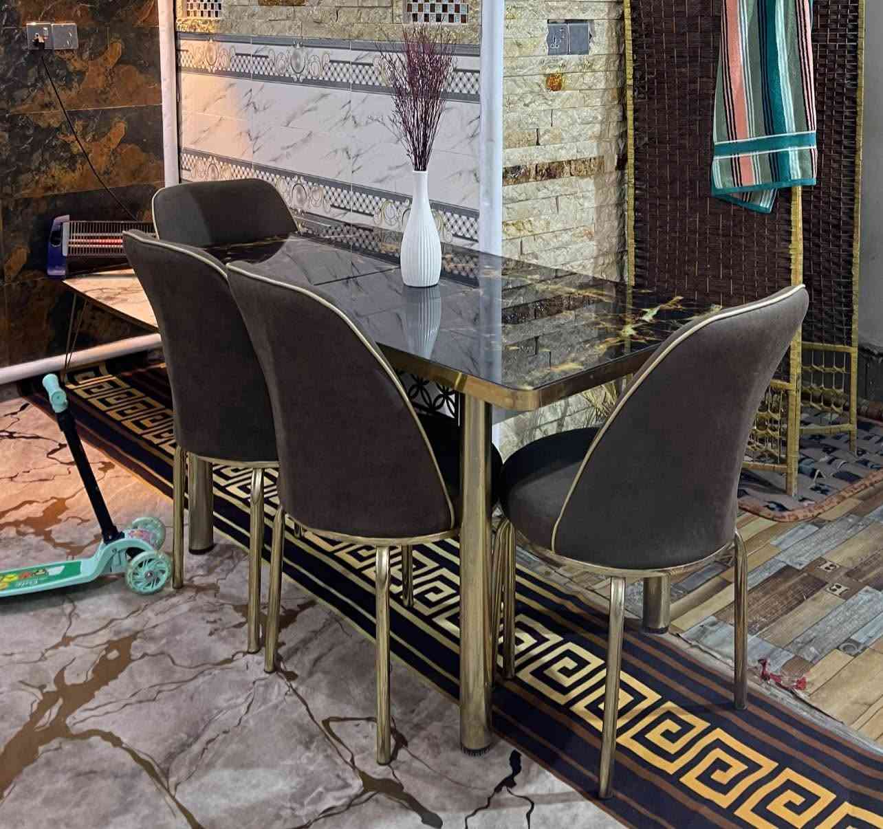 تخم 5 مقاعد نضيف 150 ميز طعام 175استخدام شهر بعده جديد مرجوهعش العصفور 70/ جبله قرب مستشفى الامام علي ***********
