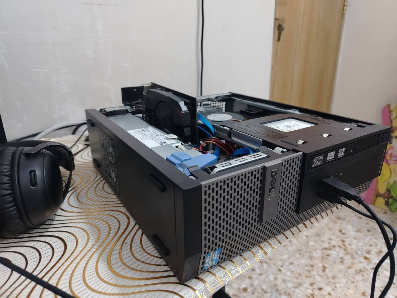حاسبة مكتبية واقتصادية للبيع
المواصفات:
المعالج: Intel Core i5 (جيل ثالث)
كارت الشاشة: NVIDIA GeForce GT 1030
الرام: 8GB DDR3 جديد
التخزين: هارد SSD سريع جديد + 500 HHD جديد
الأداء والاستخدام: ممتازة للتصفح، الدراسة، البرامج الخفيفة، والألعاب البسيطة.
الحالة: نظيفة وشغالة تمام بدون أي مشاكل.
السعر: 250 ألف دينار. وبيهه مجال
المكان: بغداد.
للتواصل: [***********]
​تجيك منصبة PES 21 و GTA IV و PES 13 و GTA V
و CALL OF DUTY WWII
