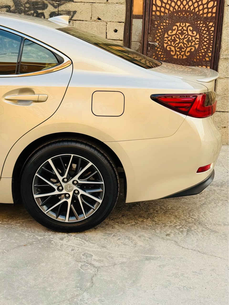 لكزز es350 2017 كلين كاتي دهوك 
محرك 3500 V6 فول مواصفات سلايت 
انارة داخلية لمس كير محرك كفالة 
سيرفس عام مناقصها ربع ترايك للبصرة 
نعومة بالمشي وشعلة ومعدل مال زيرو 
تبريد مركزي مناخي منفصل 
باسمي سنوية هزة جديد رقم مميز 
داخل جلد لونين عسلي وقهوائي فول مواصفات 
لايتات وبلاجكتور زينون رادار امامي حساس امامي 
مري تدفئة رادار ترحيب اشاير 
حساس خلفي كامرا HD بك لايت لد صندوق شفط 
كشنات ميموري سيت وتدفئة وتبريد تحكم وكهربائي 
4 ابواب بصمة وترحيب عند الاقتراب بصمة تشغيل 
تبريد مركزي تجوة خلفية بردة متحركة مري تعتيم ذاتي 
رادار وحساس  360 درجة امامي خلفي جانبي 
3 وضعيات قيادة سبورت نورمال وايكو 
ستيرن تدفئة وتحكم كهربائي شاشة ماوس بيها بعد هواي مواصفات كلش متخلص ماشي 108 ميل حقيقي يعني 170 
سيارة بدون صبغ او تبديل بيها مكانات صغار كلش تعديل 
وبيها كارت تكحيل على كد 6سم واقل 
مكان السيارة كركوك رقم الهاتف*********** كركوك, العراق
