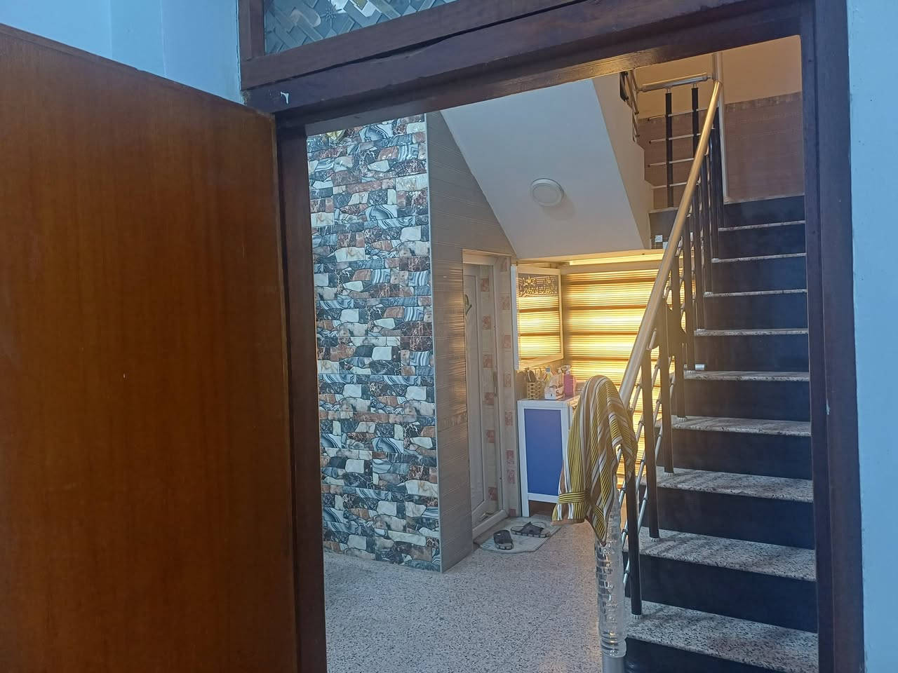 السلام عليكم
بيت مساحه ٢٠٠ متر بناء حديث كونكريت مطلوب عقار البيت تريد العقار وراك جيب كفيل وحول الكفاله وداور العقار  تريد العقار وراي تدفع سعر كامل واني اكمل التسديد يحتوي على 
٣ غرف نوم 
صاله 
مطبخ 
استقبال 
حمام داخلي غربي 
حمام خارجي شرقي 

العنوان حي الزيتون شارع ٢٠ بدايه الشارع 
للتواصل 
***********
اتصال او واتساب
