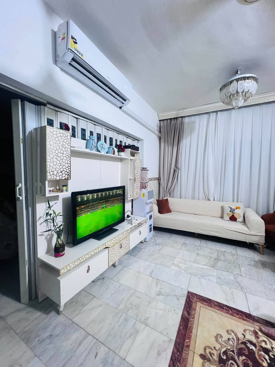 بيت للبيع في العزه الجديده المساحه ٢١٦ م طابقين اربع غرف نوم استقبال صاله ٣صحيات  الطابق الاول نفس الطابق الثاني في شارع مدرسة العزه الابتدائيه للبنين خلف مخبز البركه للاستفسار الاتصال ع الرقم ***********
