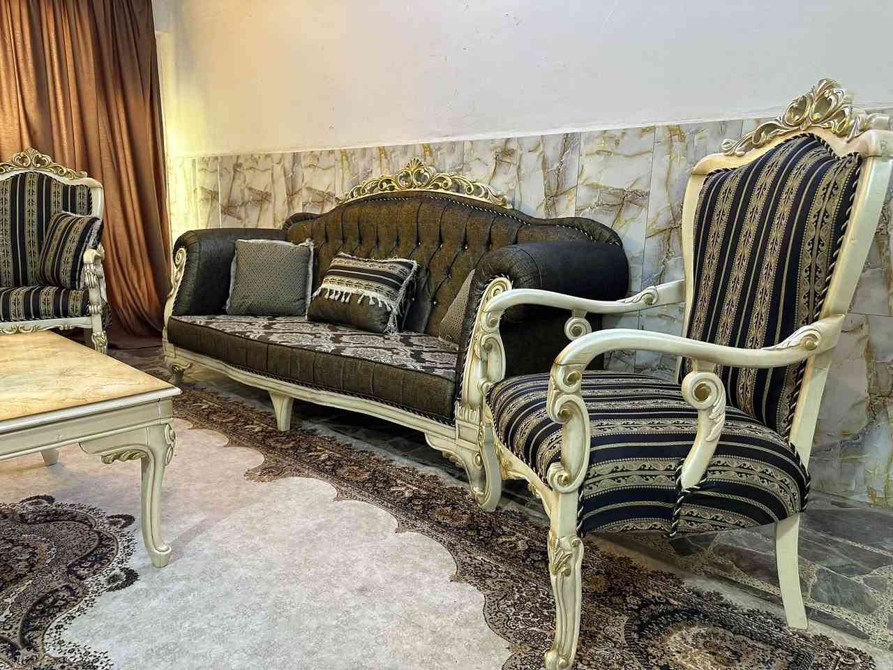تركي ملكي خشب زان عشر مقاعد مع طبله وسطيه نظيف جداً 750 قفل مكانه المنصور***********
