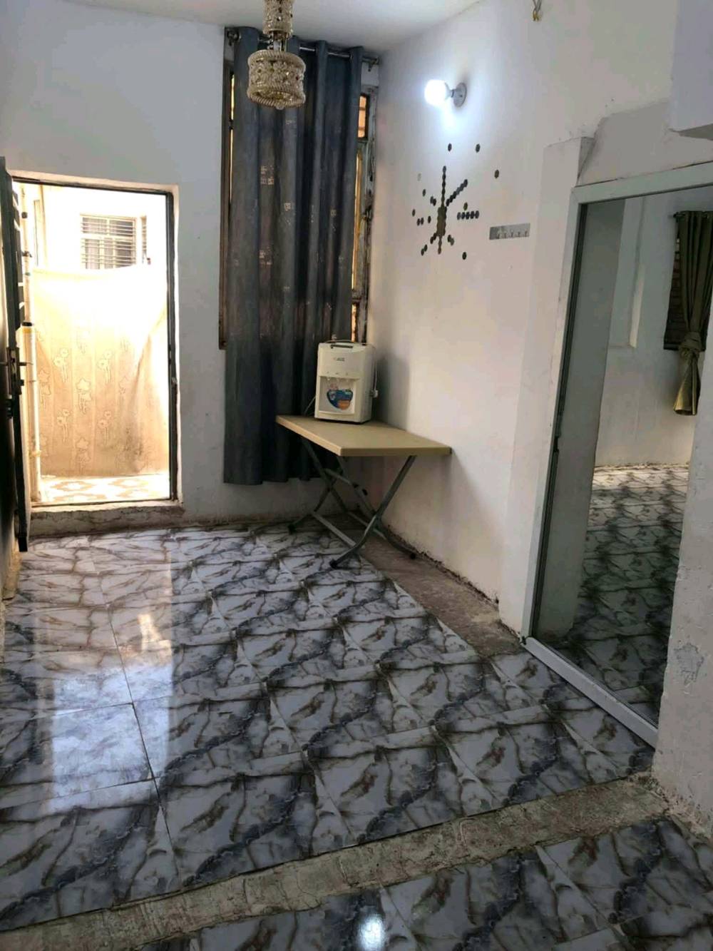 بيت للايجار طابق ثاني معزول غرفه وصاله ومطبخ وتواليت وسطح ايناسب عائله ازغيره نفرين بدون دلالية جاهز للسكن بالدورة بيت جديد ونظيف إتصل واتساب *********** ب 300 ايجاره
