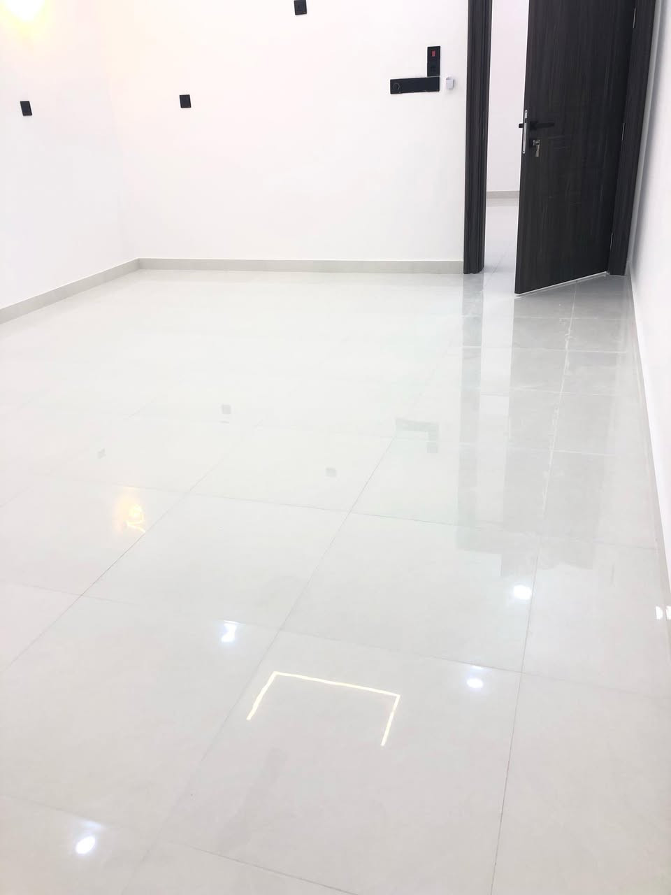 سلام عليكم شركه الجوهره لتنظيف المنازل يتوفر كادر متخصص في تنظيف وتعزيل  اسعارنه مناسبه الحجز ولستفسار يرجا مراسله واتساب الهاتف ***********

